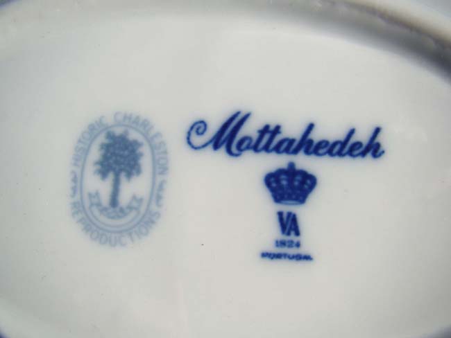 A Mottahedeh   porcelain 'Canton style' covered tureen on stand, 20th century — image 3